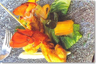 Piqués de homard frottés à la pâte de curry rouge et panés, bok choy, citronnelle en bâtonnets et coriandre
