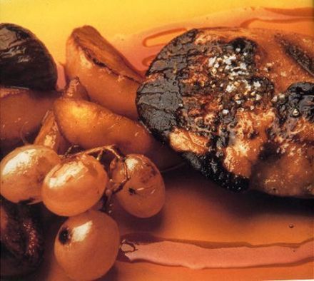 Foie gras frais des Landes grillé au feu de bois, fruits d'automne caramélisés, réduction de Porto