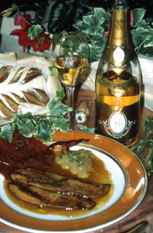 Escalope de foie gras de canard sautée au vin et aux raisins muscats