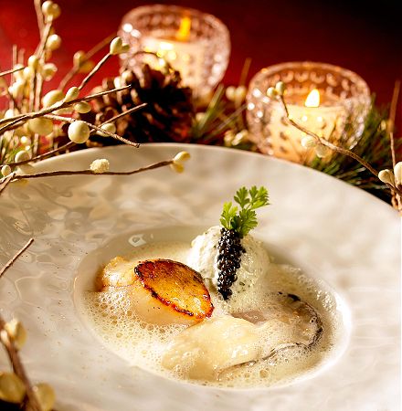 Nage tiède d’huîtres spéciales de chez Mr Gillardeau et noix de Saint-Jacques, chantilly d’herbes au caviar d’Aquitaine