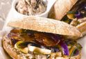 Pan-Bagnat rillettes, lard grillé et légumes grillés
