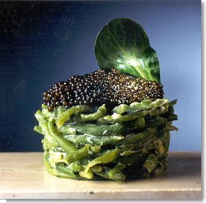 Salade de haricots verts extra-fins assaisonnée d'une crème réduite aux grains de caviar, échalote et ciboulette ciselées finem