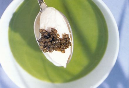 Soupe froide de petits pois anglais en purée, crème fraîche et caviar