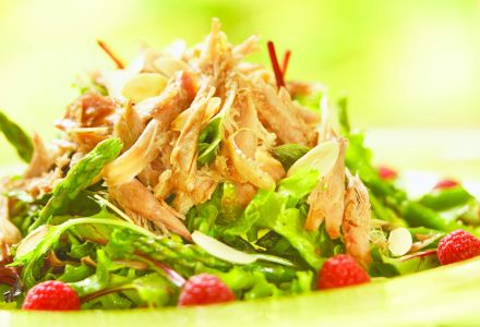 Salade de canard confit, asperges et vinaigrette aux framboises