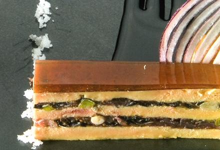 Millefeuille de foie gras mariné aux épices, figues confites et gelée de madère