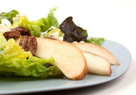 Salade de poire et de fromage de chèvre, noix caramélisées et feuilles de roquette