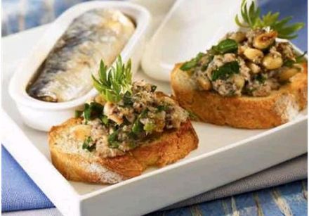 Croûtons de sardines au persil et pignons grillés