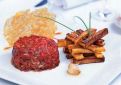 Tartare de filet de bœuf au couteau La Boutarde à la moutarde à l’ancienne, pommes pont-neuf