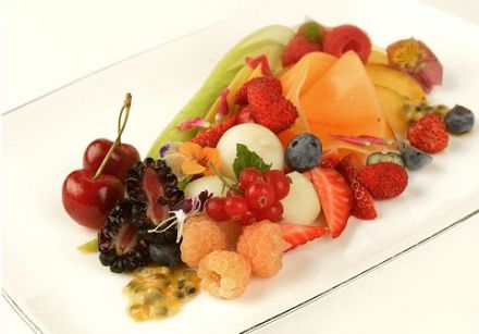Salade de fruits au coulis de fruits rouges et menthe poivrée 