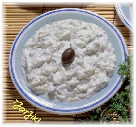 Tatziki ou sauce froide aux concombres et à l'ail