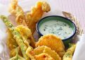 Légumes en tempura au curcuma, sauce yaourt menthe