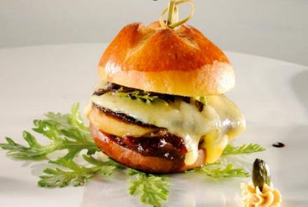Mini-burger de cuchaule et foie gras au Vacherin Fribourgeois
