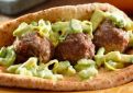 Brochettes de boulettes de bœuf et tzatziki d’avocat