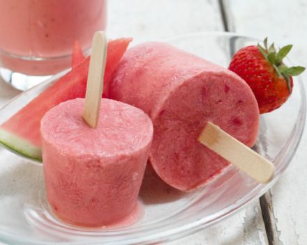 Sucette glacée et smoothie pastèque et fraise
