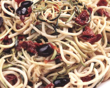 Spaghetti aux courgettes, tomates séchées et yaourt
