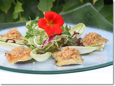 Salade d’anguille croustillante à la vinaigrette d’échalotes