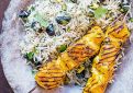 Brochettes de poulet au yaourt, riz pilaf aux pruneaux