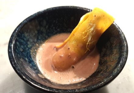Ravioles de mangue et homard à la verveine, bisque crémeuse au chocolat signature