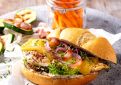 Burger de poulet avec mayonnaise aux olives et fromage queijo de Sao Jorge