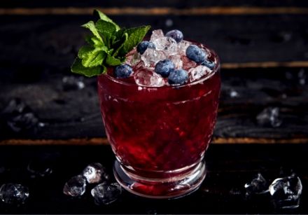 Bramble gaspésien - Cocktail à base de rhum et de bleuets