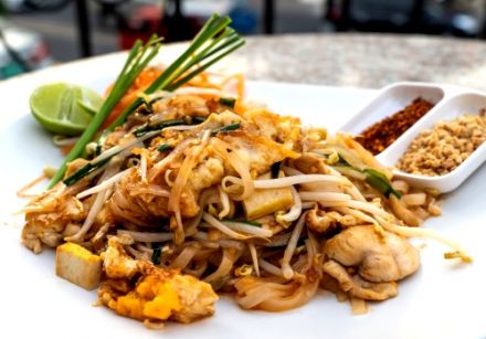 Pad thaï au poulet et crevette