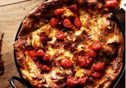 Crêpe soufflée (Dutch baby) avec tomates rôties