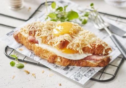 Croissant version Croque Madame