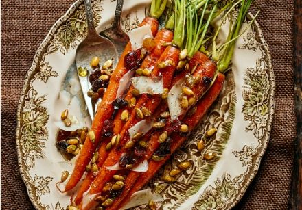 Carottes au miel, graines de citrouille et copeaux de fromage vieilli