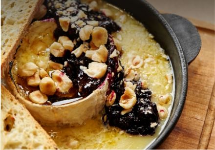 Camembert rôti aux noix du Périgord et aux pruneaux d’Agen
