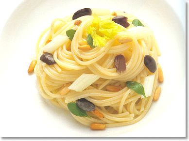 Salade de spaghetti, buccins, olives et céleri