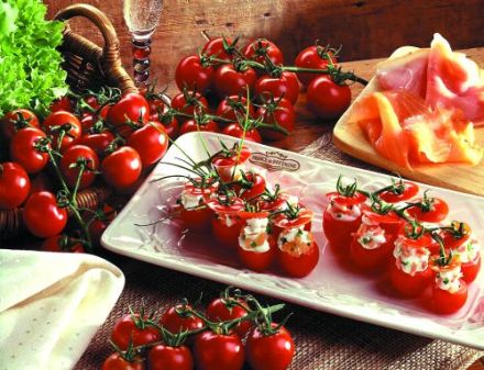 Tomates grappes déguisées pour l'apéritif