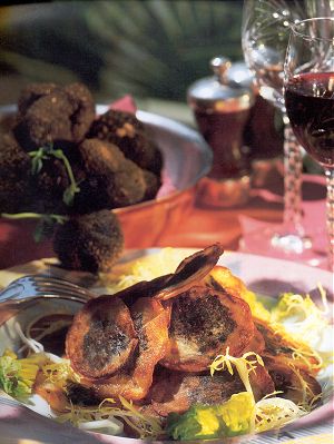 Beignet de pomme de terre et truffes noires, mesclun aux lardons