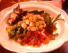 Antipasto de légumes grillés au Provolone mariné