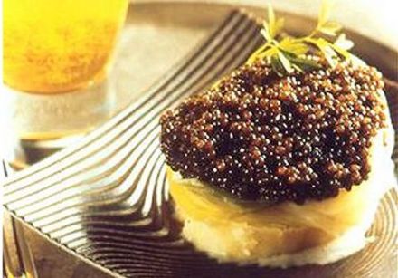 Bouchée poireau-pomme de terre au caviar, sauce crème et Bière de Noël