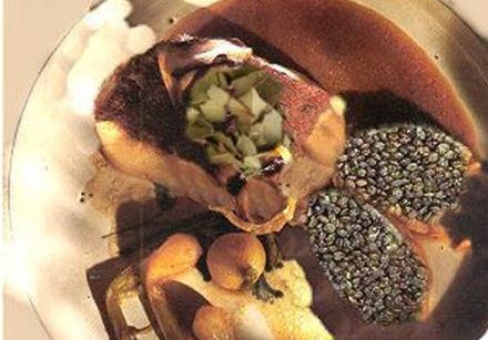 Sandre rôti sur peau, lentilles du Berry au foie gras, caramel de vanille et laurier grillé