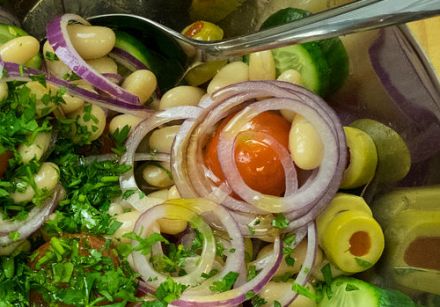 Morue cuite au four sur une salade aux olives Manzanilla farcies et haricots blancs 3