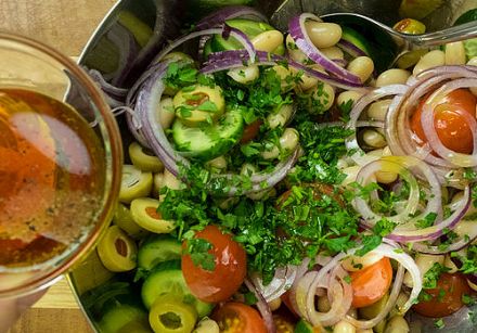 Morue cuite au four sur une salade aux olives Manzanilla farcies et haricots blancs 4