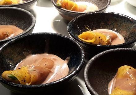 Ravioles de mangue et homard à la verveine, bisque crémeuse au chocolat signature 1